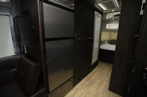 2014 Airstream International SIGNATURE 27FB Travel Trailer