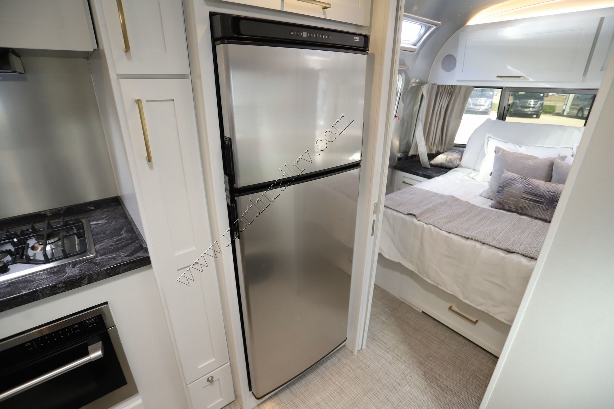 Used 2025 Airstream Classic 33FB Travel Trailer  For Sale