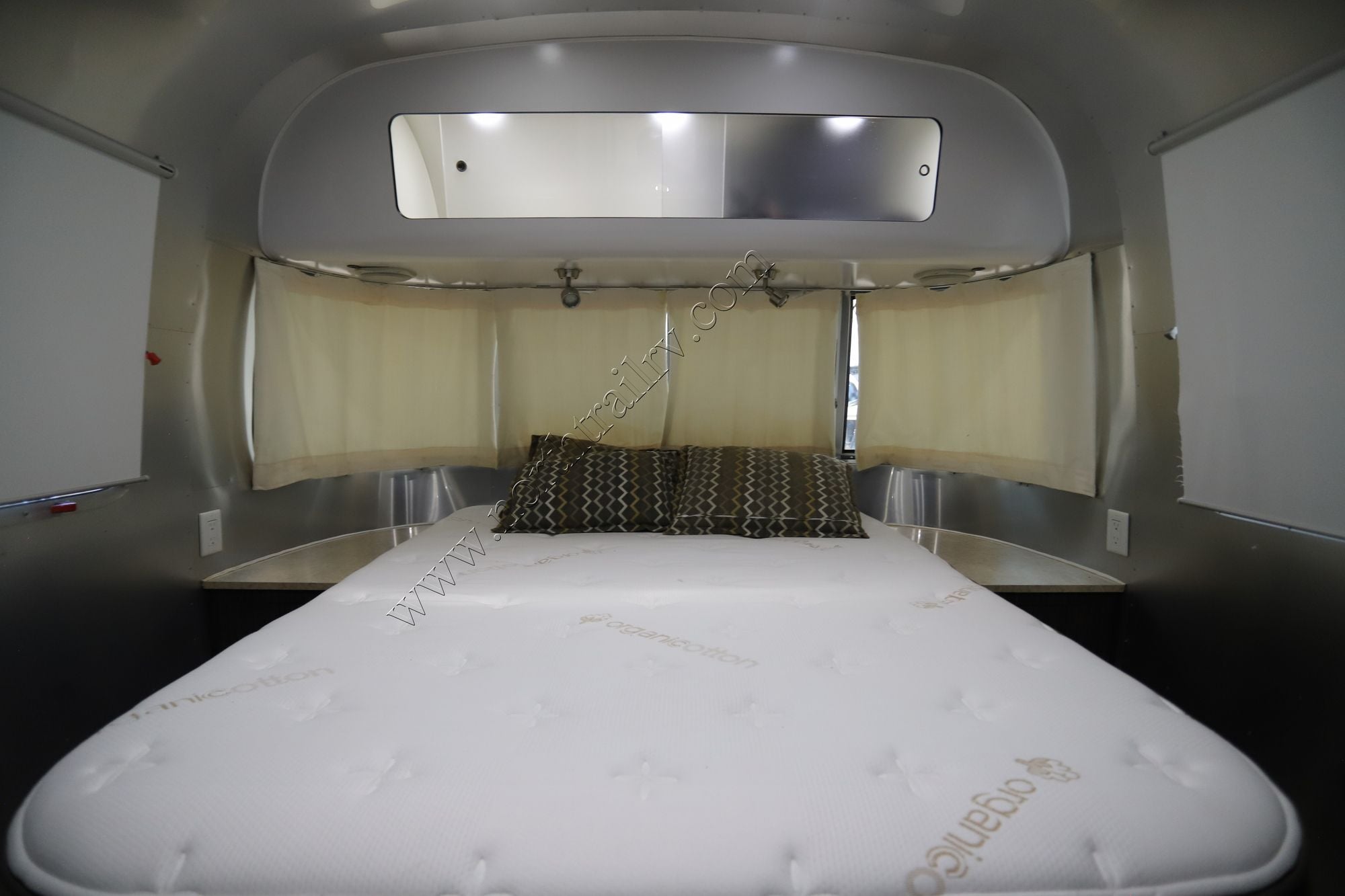Used 2014 Airstream International SIGNATURE 27FB Travel Trailer  For Sale