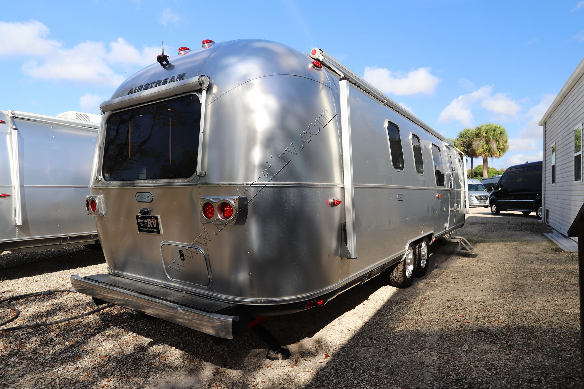 Used 2025 Airstream Classic 33FB Travel Trailer  For Sale
