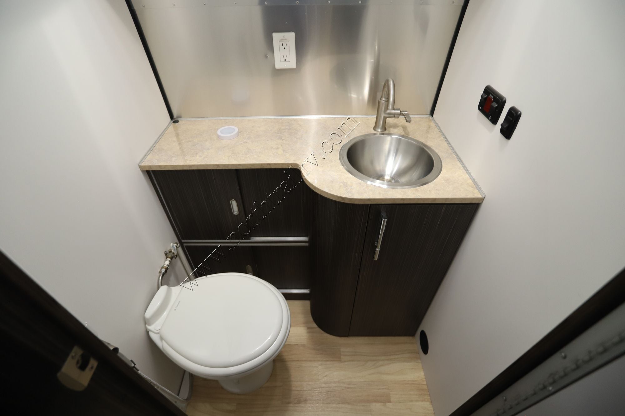 Used 2014 Airstream International SIGNATURE 27FB Travel Trailer  For Sale