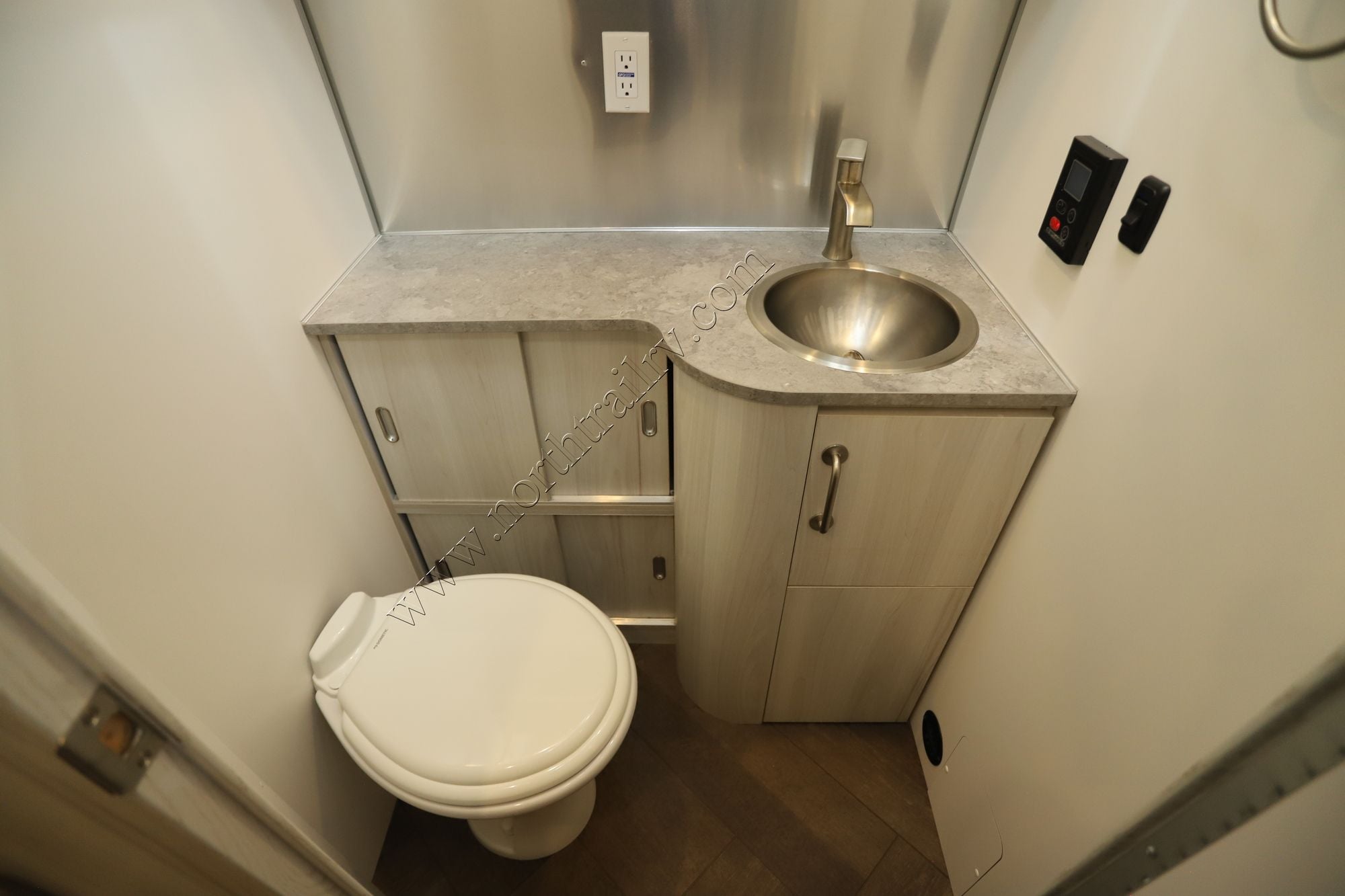 Used 2023 Airstream International 27FB Travel Trailer  For Sale