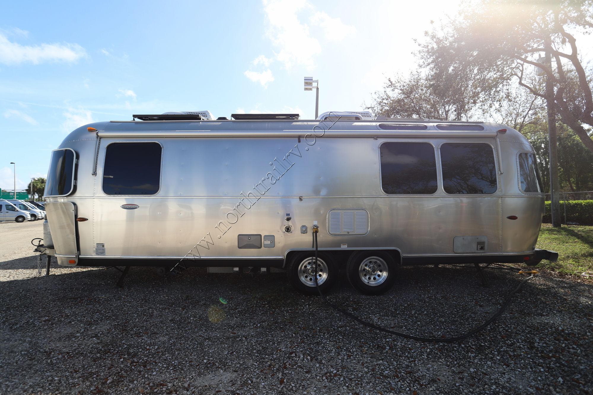 Used 2014 Airstream International SIGNATURE 27FB Travel Trailer  For Sale