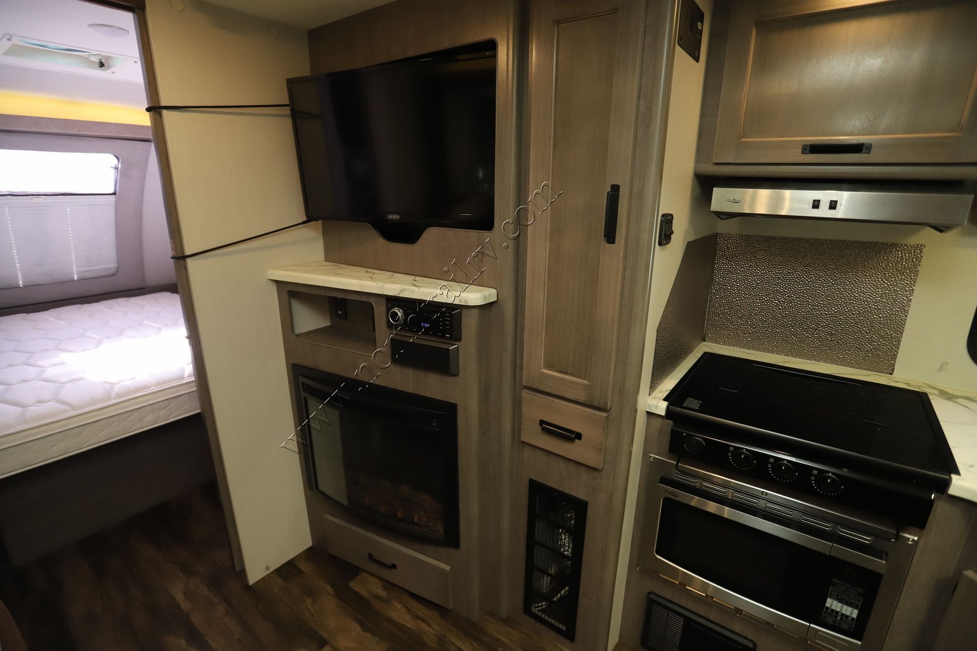 2020 Lance Lance 2445 Travel Trailer Used  For Sale