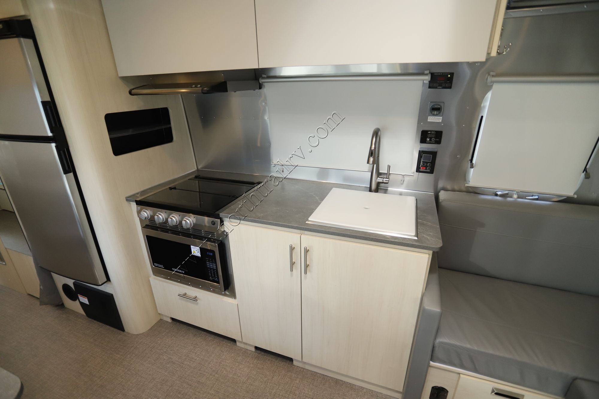 2025 Airstream Flying Cloud 28RBT Travel Trailer Used  For Sale