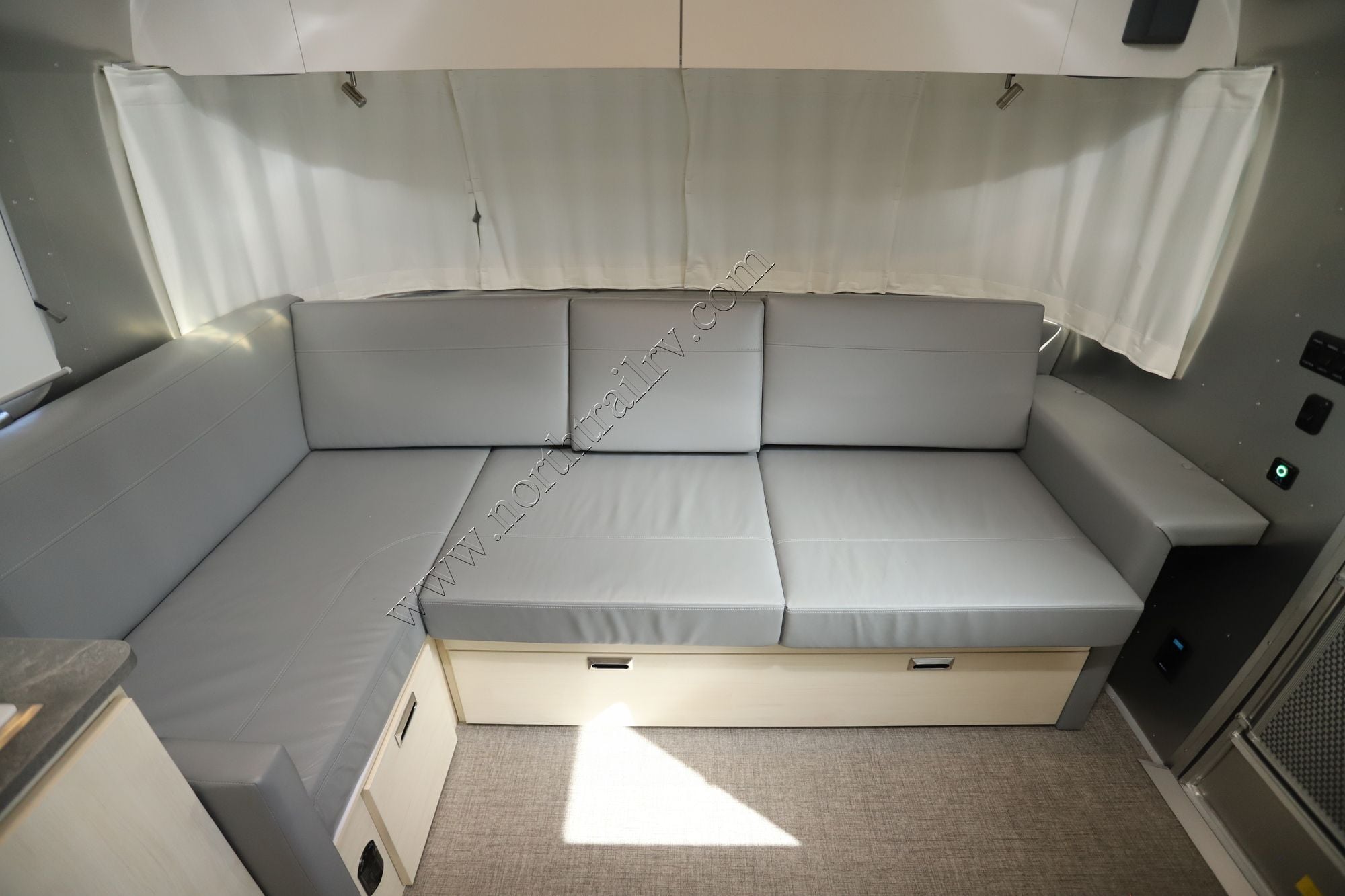 2025 Airstream Flying Cloud 28RBT Travel Trailer Used  For Sale