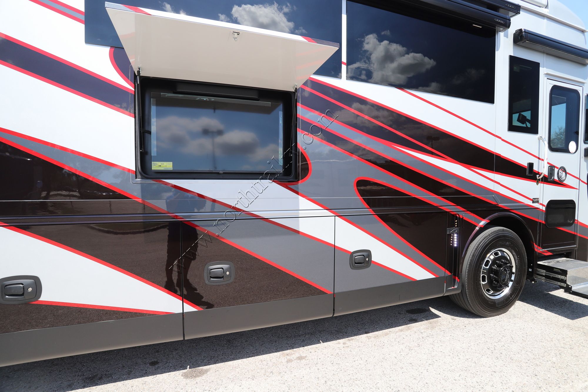 New 2026 Tiffin Motor Homes Zephyr 45PZ Class A  For Sale