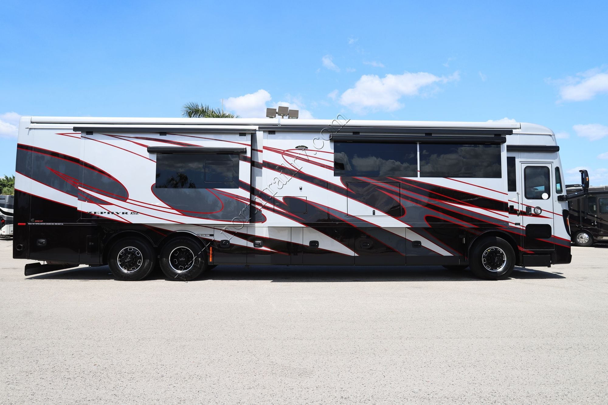 New 2026 Tiffin Motor Homes Zephyr 45PZ Class A  For Sale