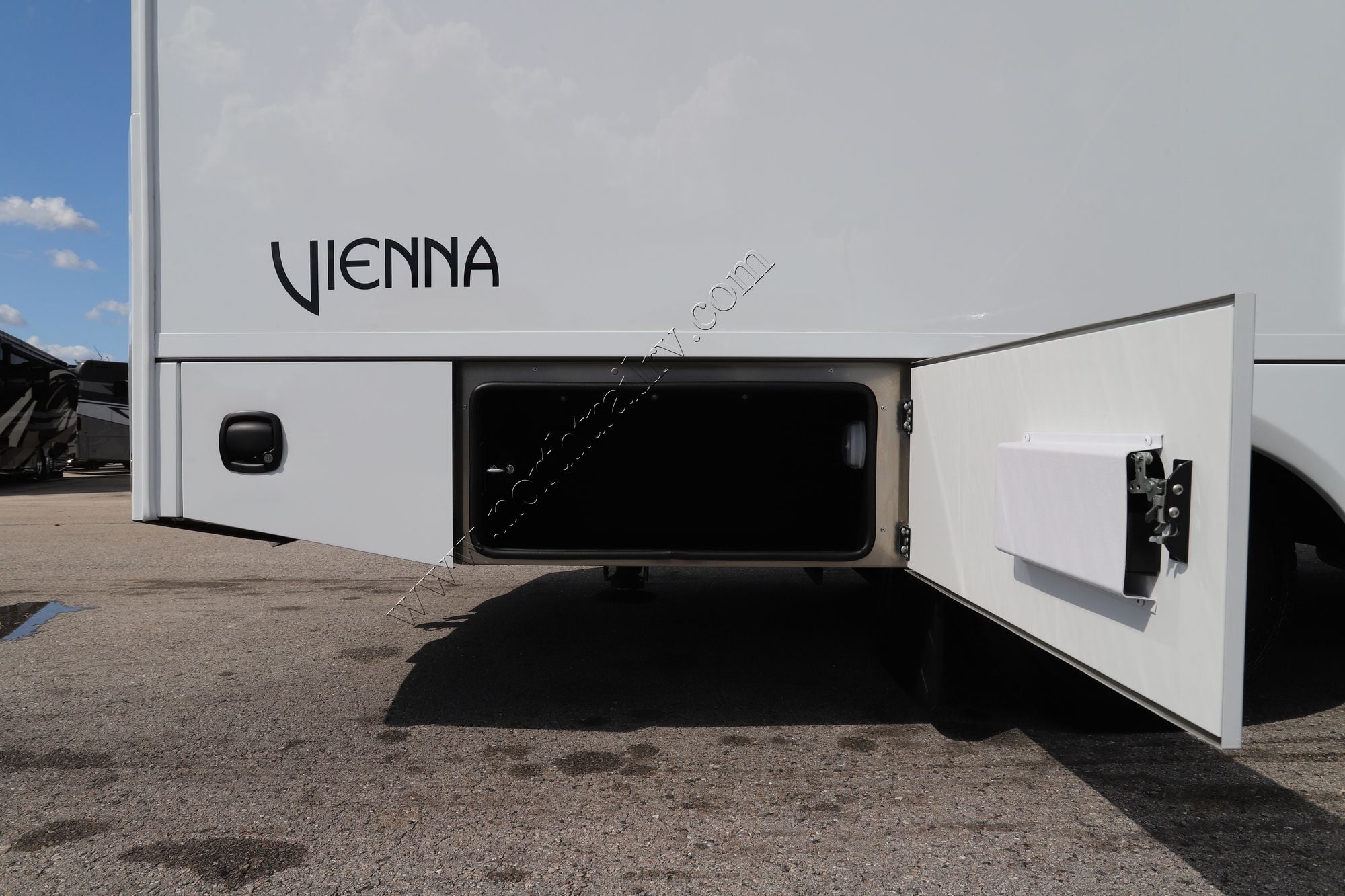 Used 2025 Renegade Rv Vienna 25RML Class C  For Sale