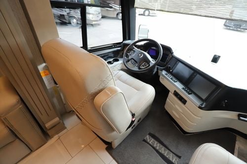 2023 Newmar London Aire 4551