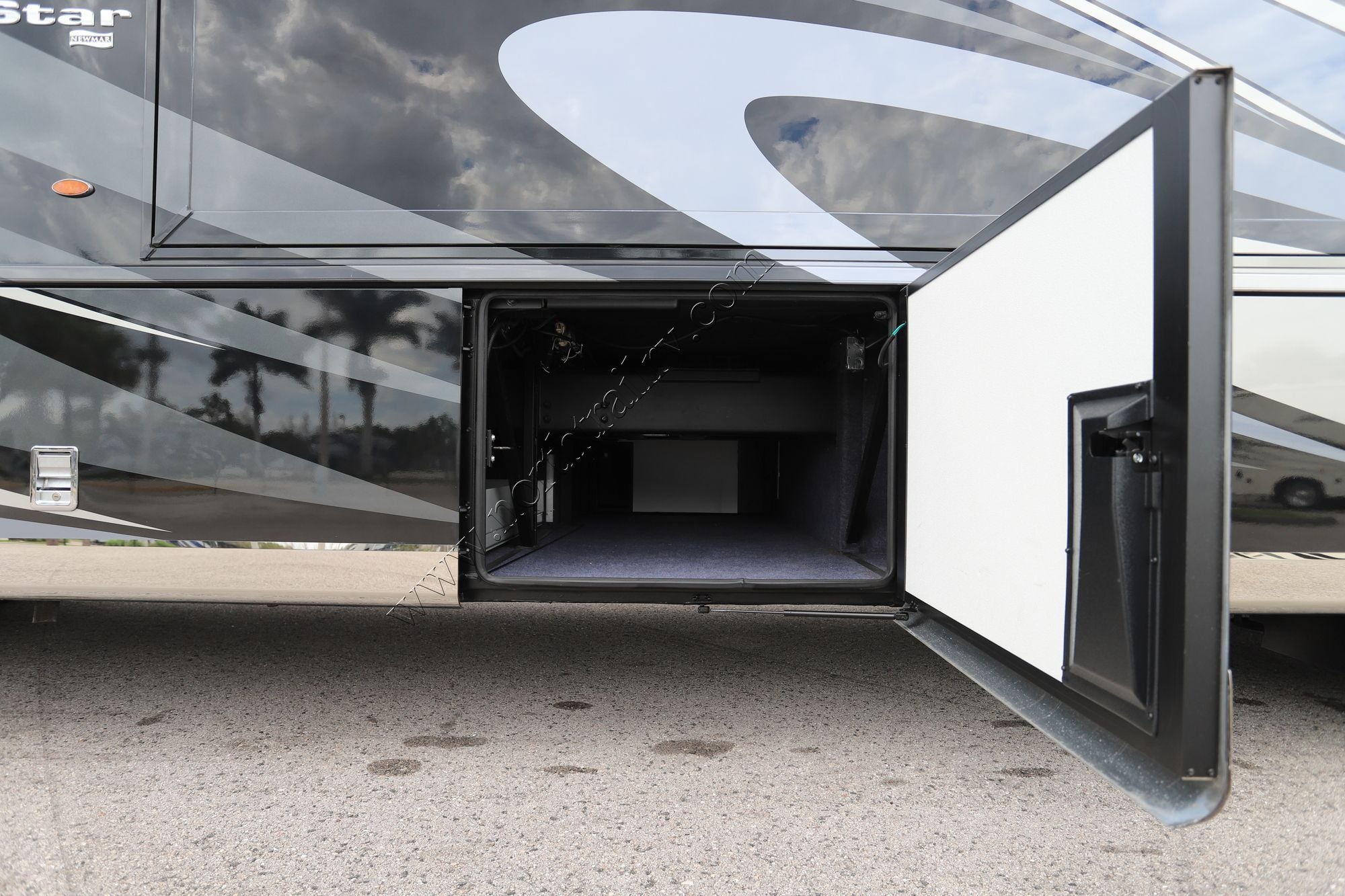 Used 2019 Newmar Dutch Star 4018 Class A  For Sale