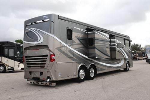 2023 Newmar London Aire 4551