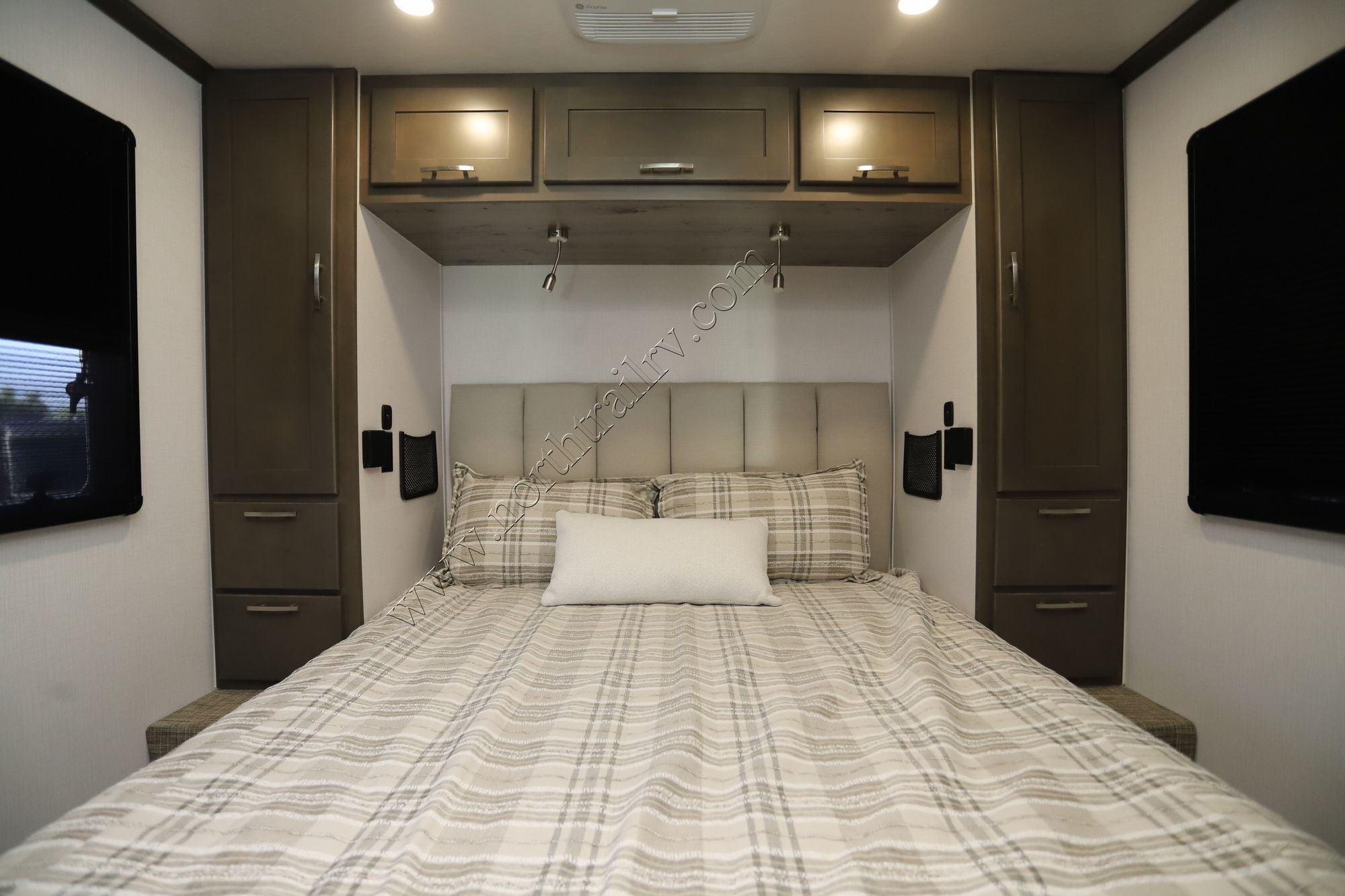 New 2026 Dynamax Isata 5 28SS 4X4 EX Super C  For Sale