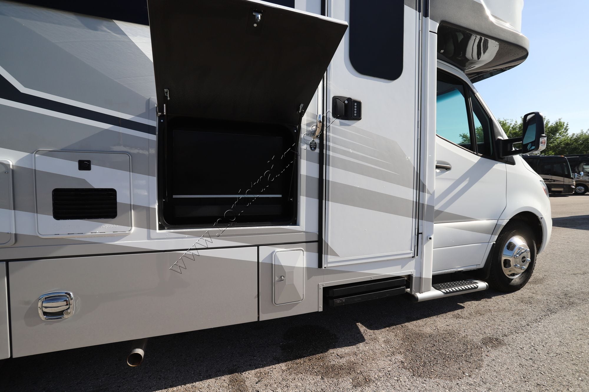 Used 2025 Renegade Rv Vienna 25RMC Class C  For Sale