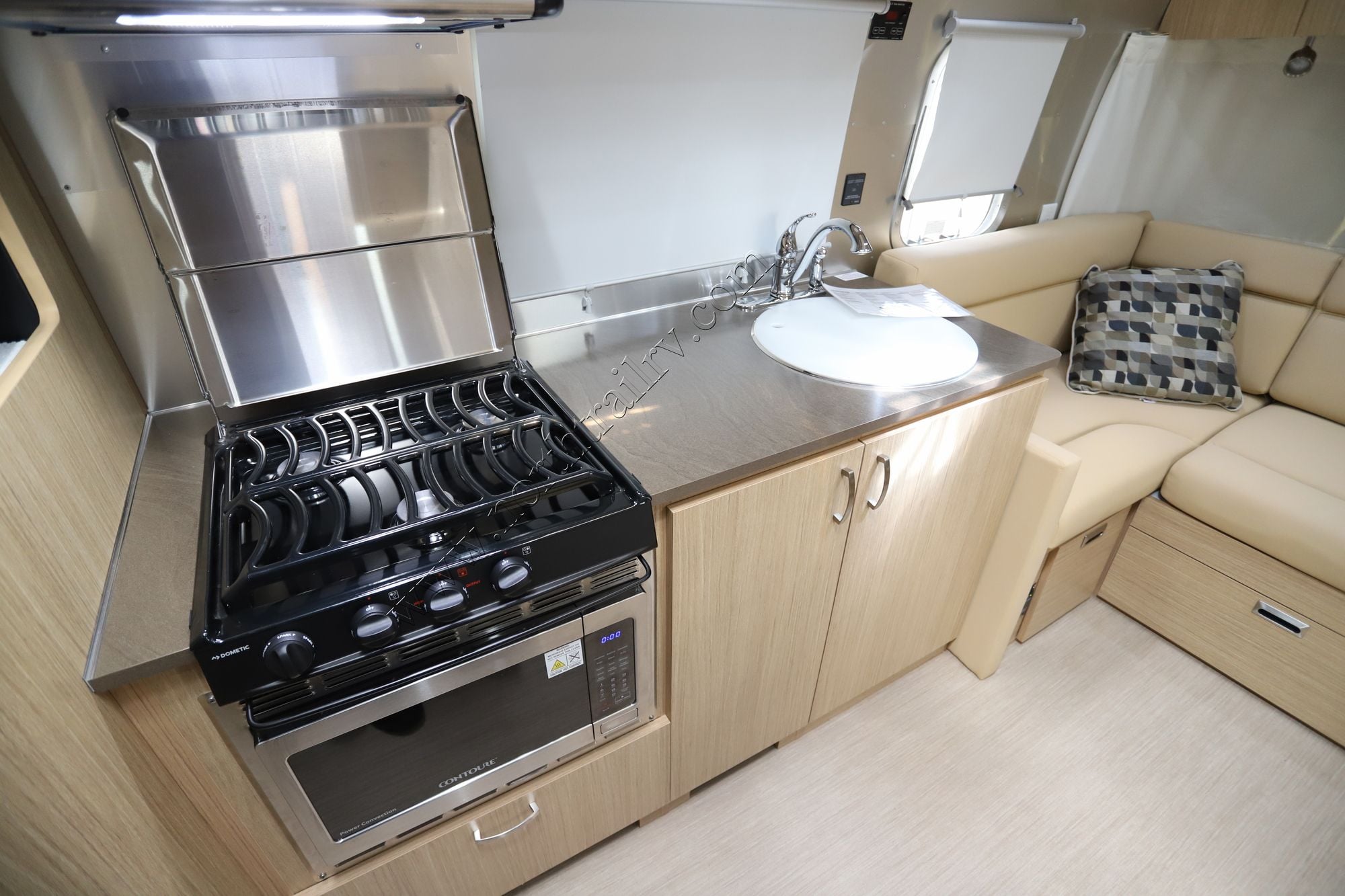 Used 2018 Airstream Flying Cloud 28RBQ Travel Trailer  For Sale