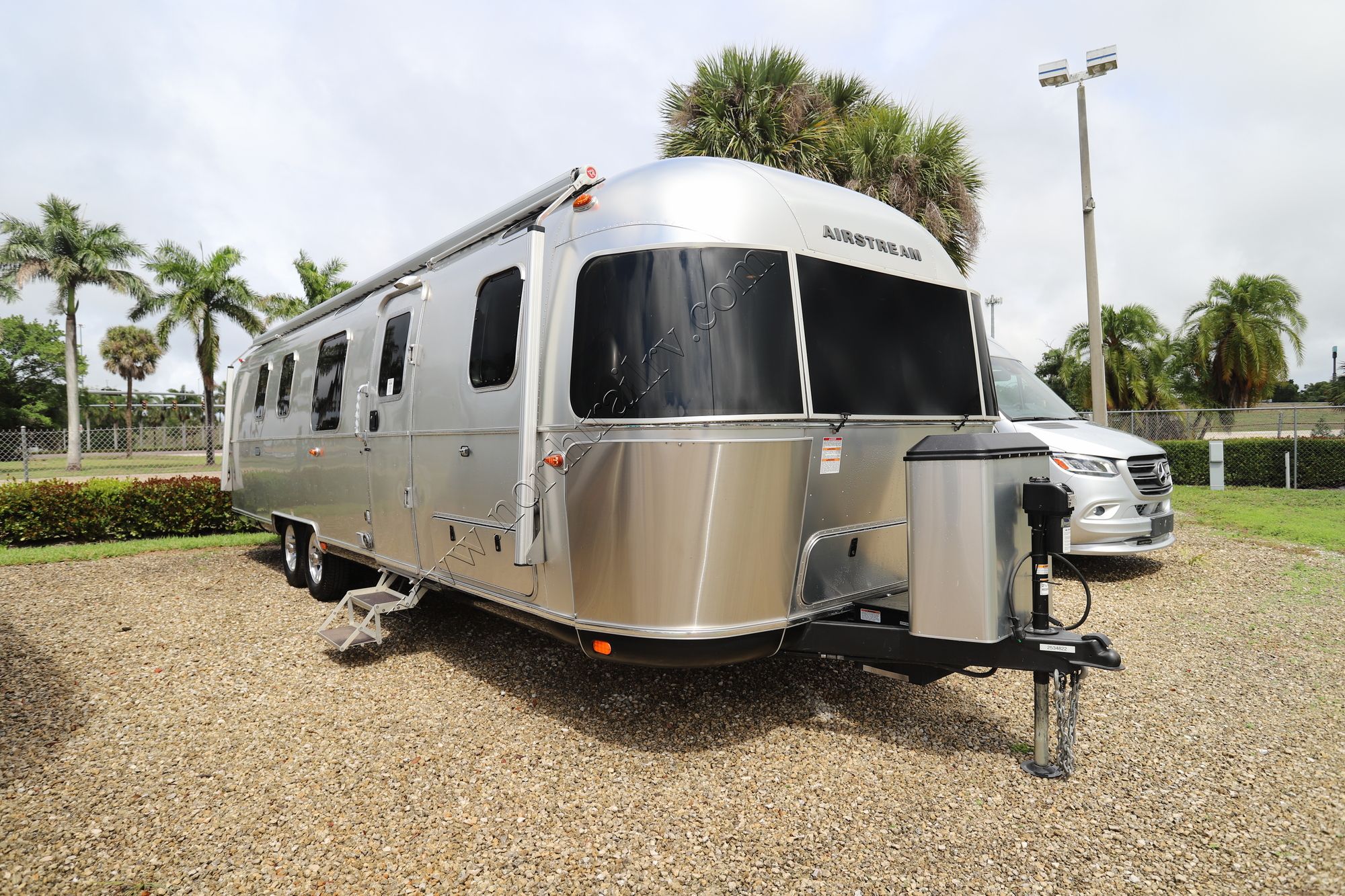 Used 2024 Airstream Classic 33FB TWIN Travel Trailer  For Sale
