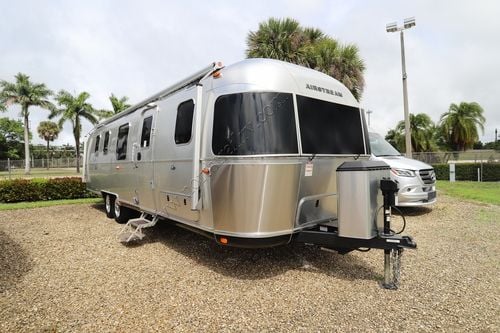 2024 Airstream Classic 33FB TWIN