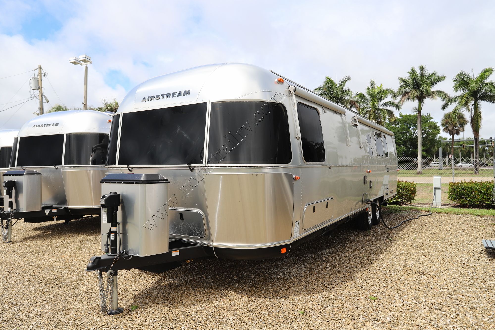 Used 2024 Airstream Classic 33FB TWIN Travel Trailer  For Sale