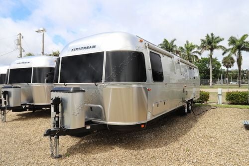 2024 Airstream Classic 33FB TWIN