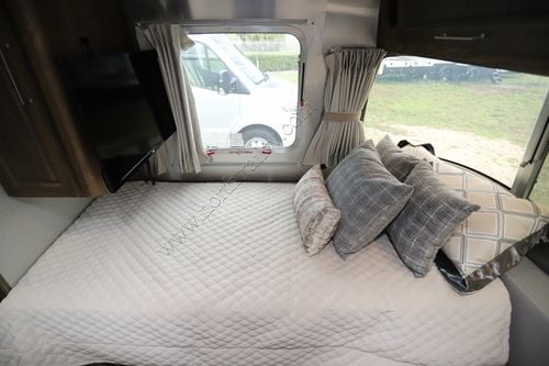 2024 Airstream Classic 33FB TWIN