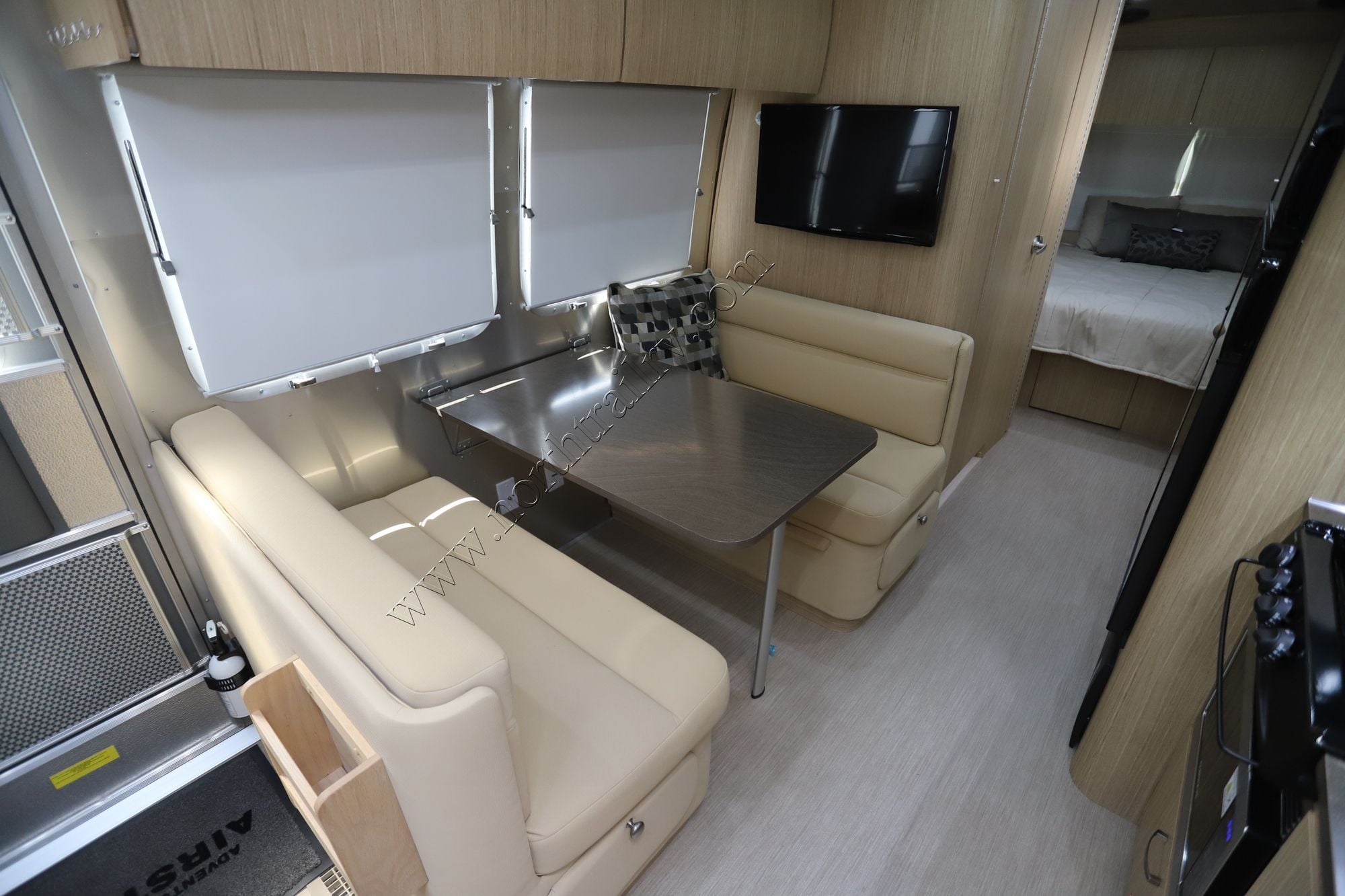 Used 2018 Airstream Flying Cloud 28RBQ Travel Trailer  For Sale