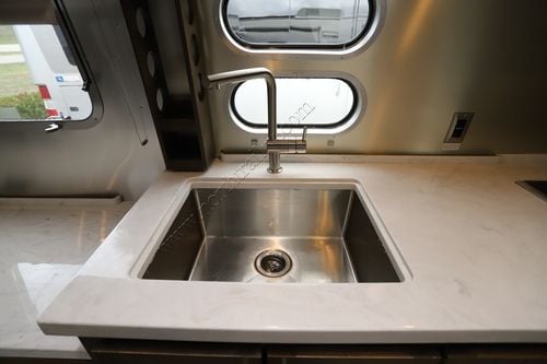 2024 Airstream Classic 33FB TWIN