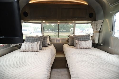 2024 Airstream Classic 33FB TWIN
