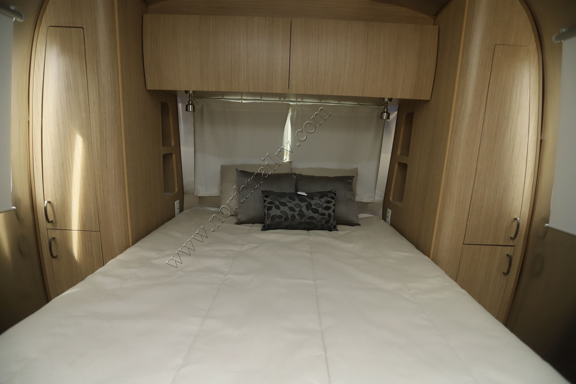 Used 2018 Airstream Flying Cloud 28RBQ Travel Trailer  For Sale