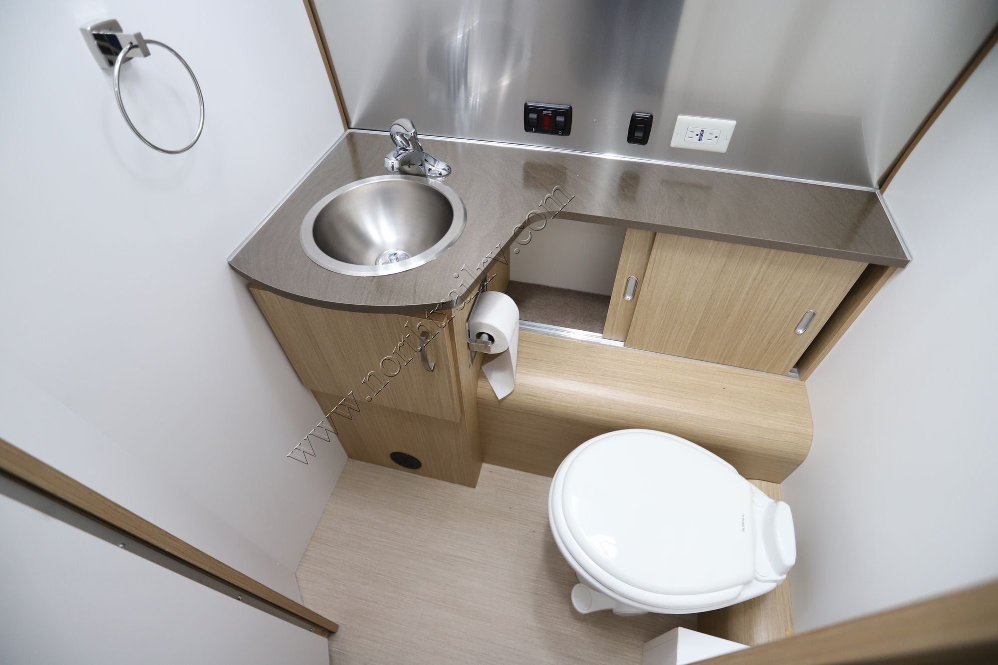 Used 2018 Airstream Flying Cloud 28RBQ Travel Trailer  For Sale