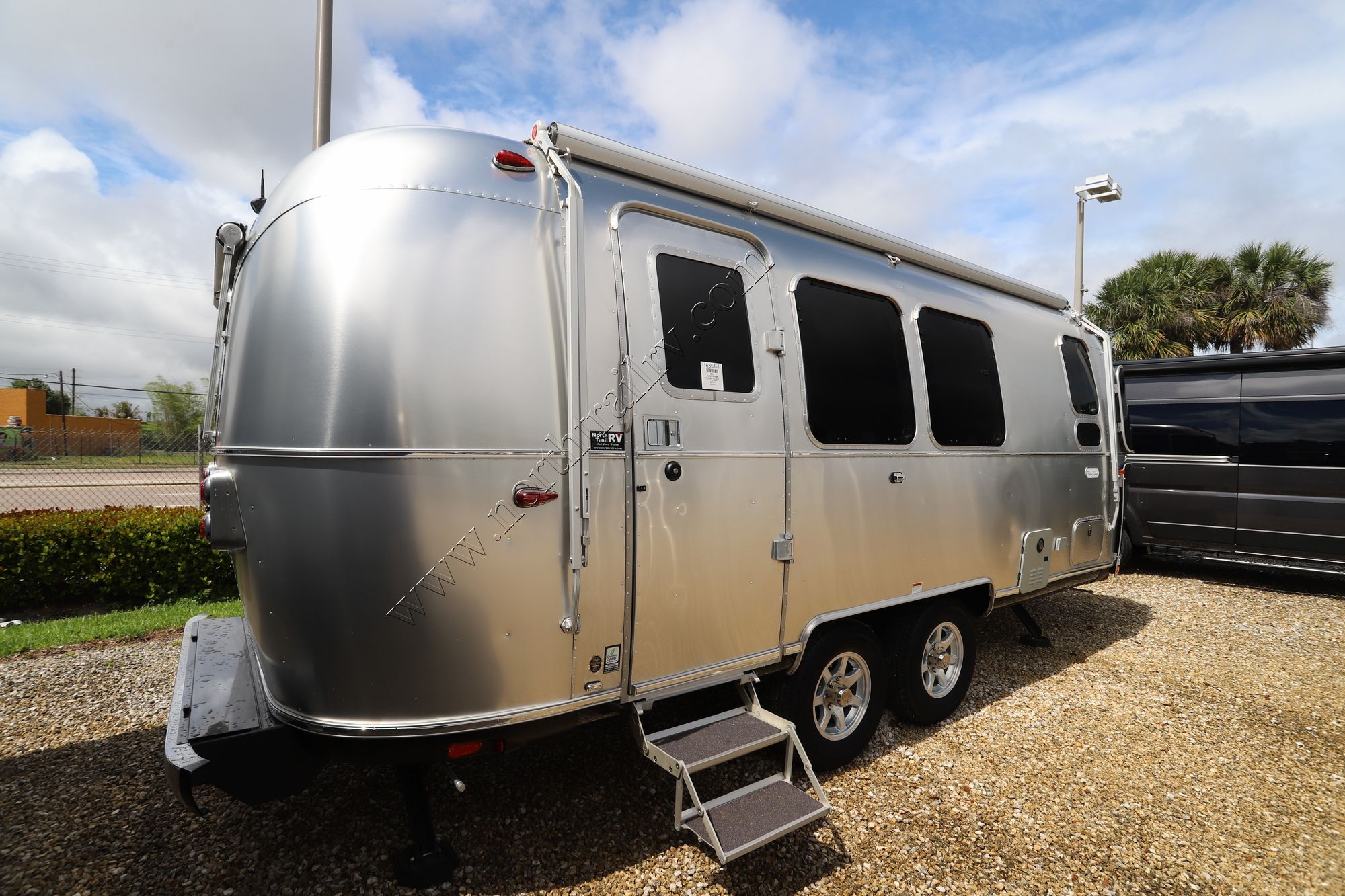 Used 2023 Airstream Flying Cloud 23FBT Travel Trailer  For Sale