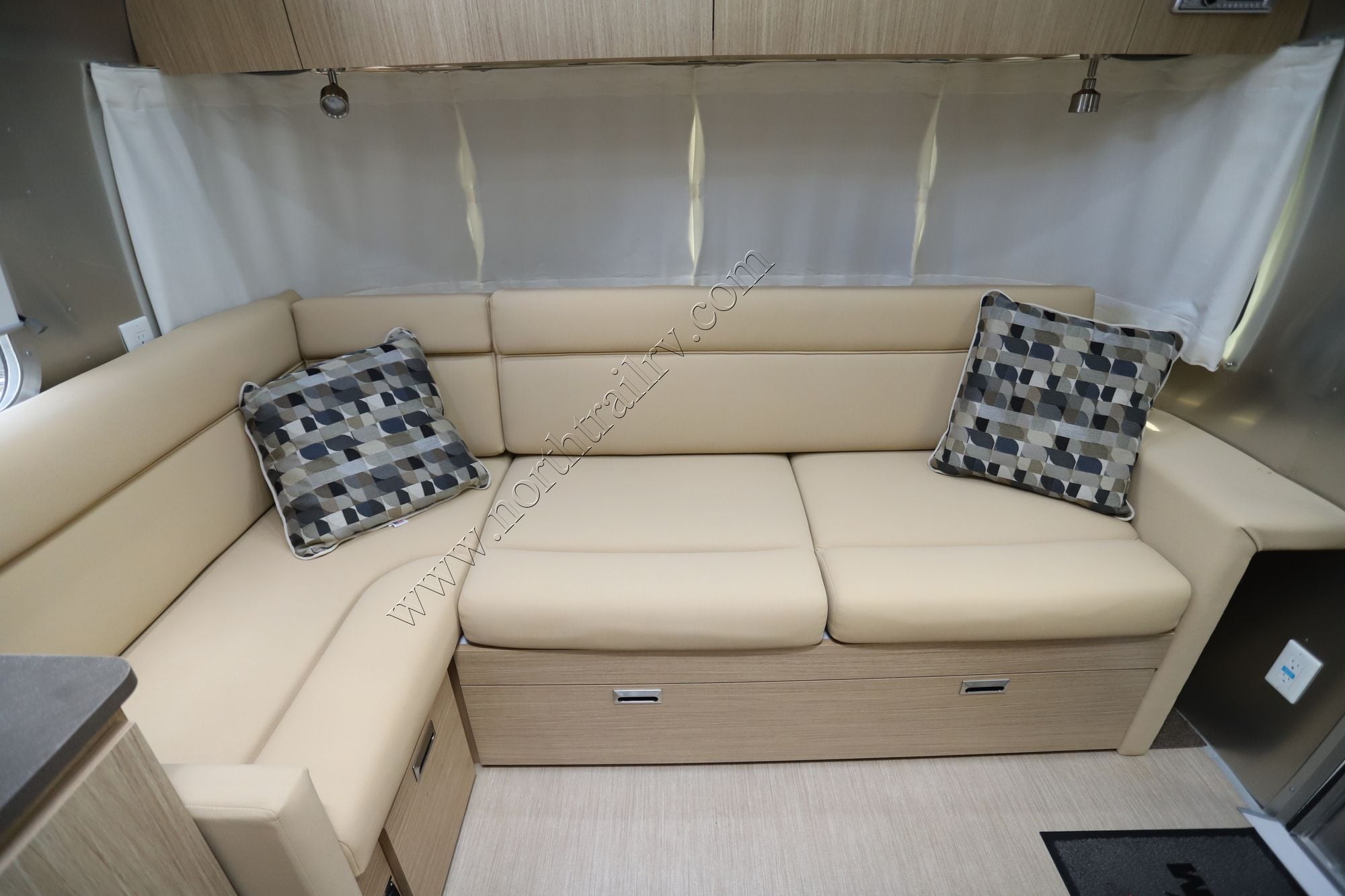 Used 2018 Airstream Flying Cloud 28RBQ Travel Trailer  For Sale