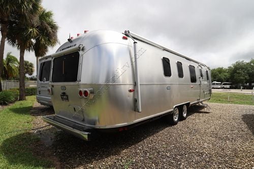 2024 Airstream Classic 33FB TWIN