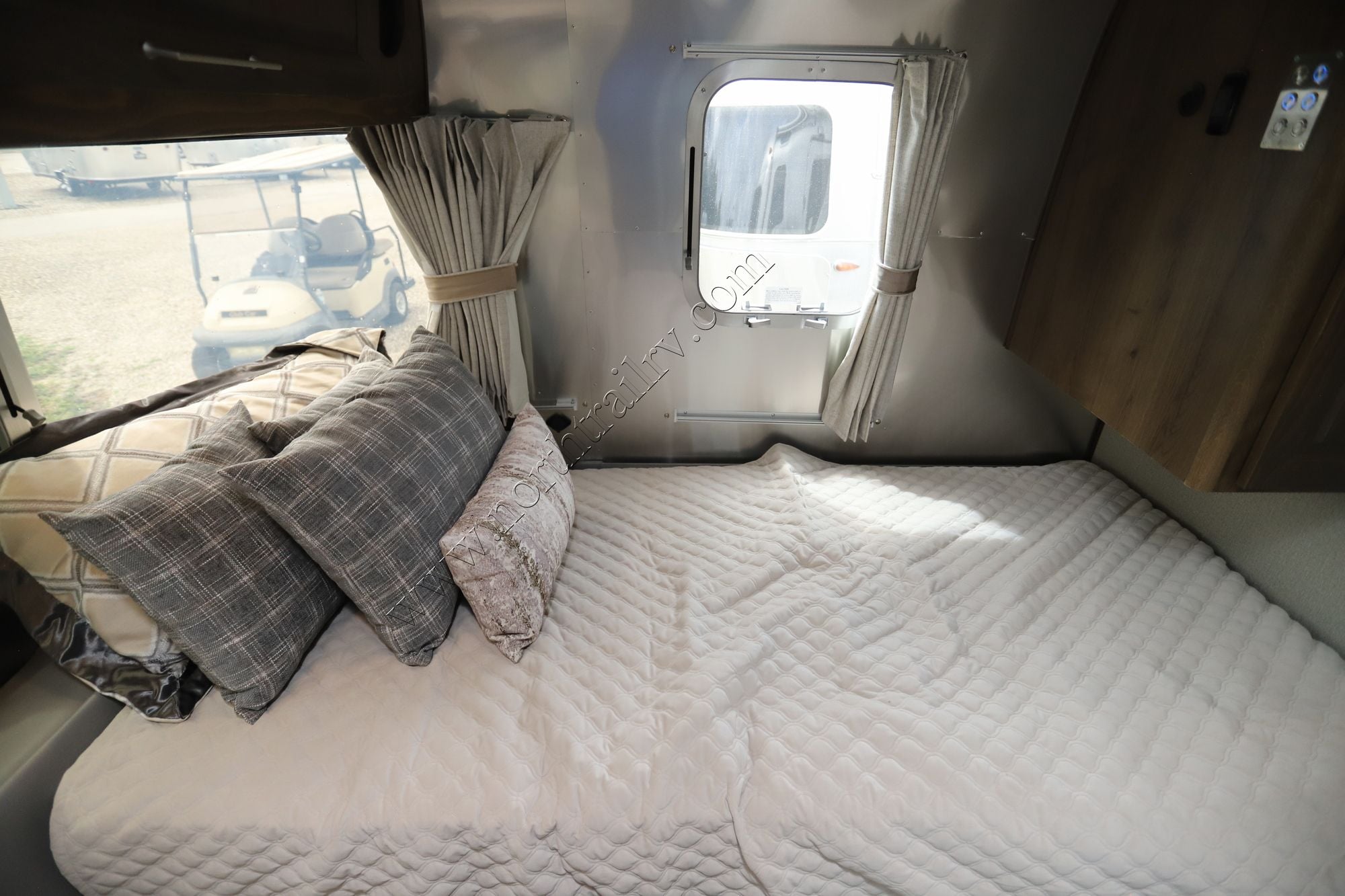 Used 2024 Airstream Classic 33FB TWIN Travel Trailer  For Sale