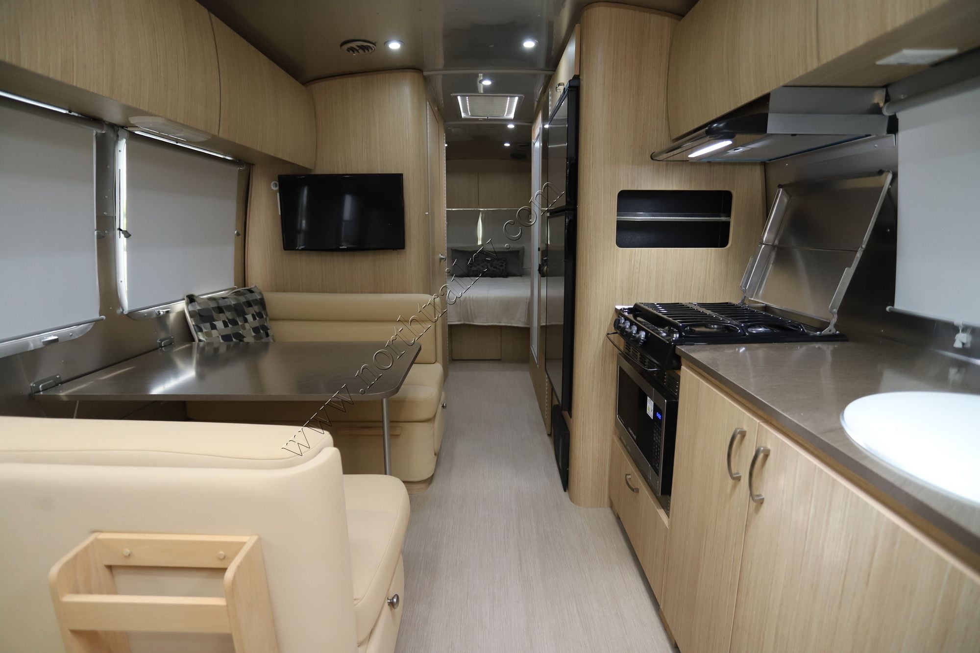 Used 2018 Airstream Flying Cloud 28RBQ Travel Trailer  For Sale