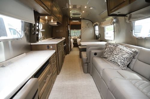 2024 Airstream Classic 33FB TWIN