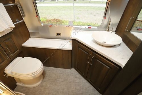 2024 Airstream Classic 33FB TWIN