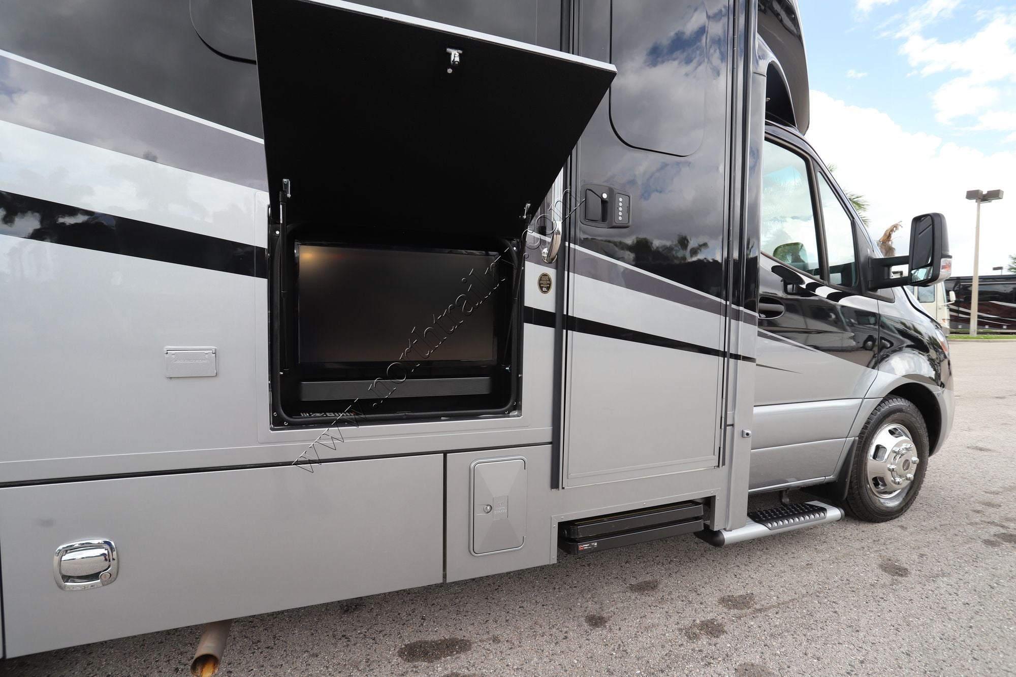 Used 2023 Renegade Rv Vienna 25VTBN Class C  For Sale