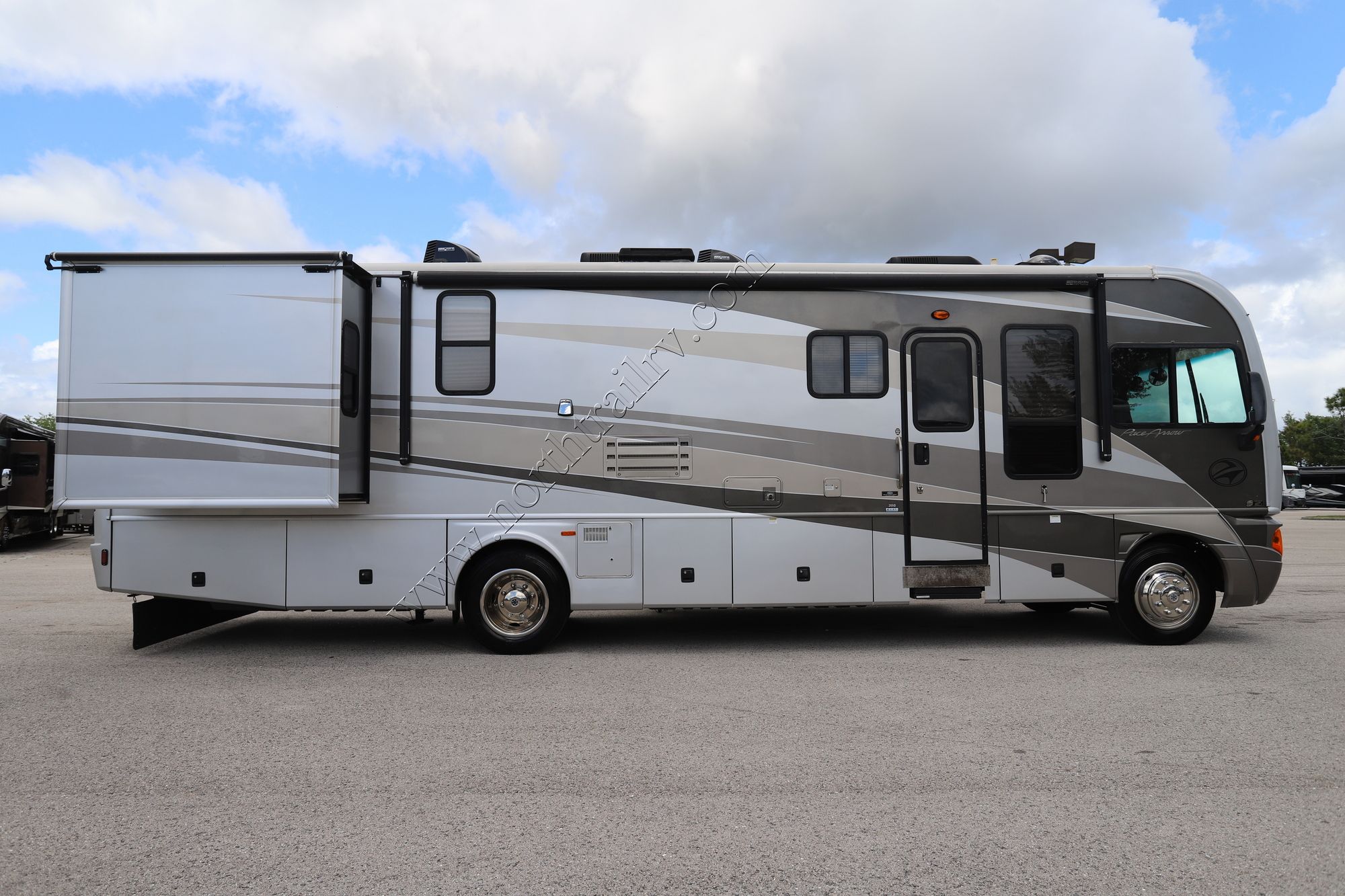 Used 2005 Fleetwood Pace Arrow 35G Class A  For Sale