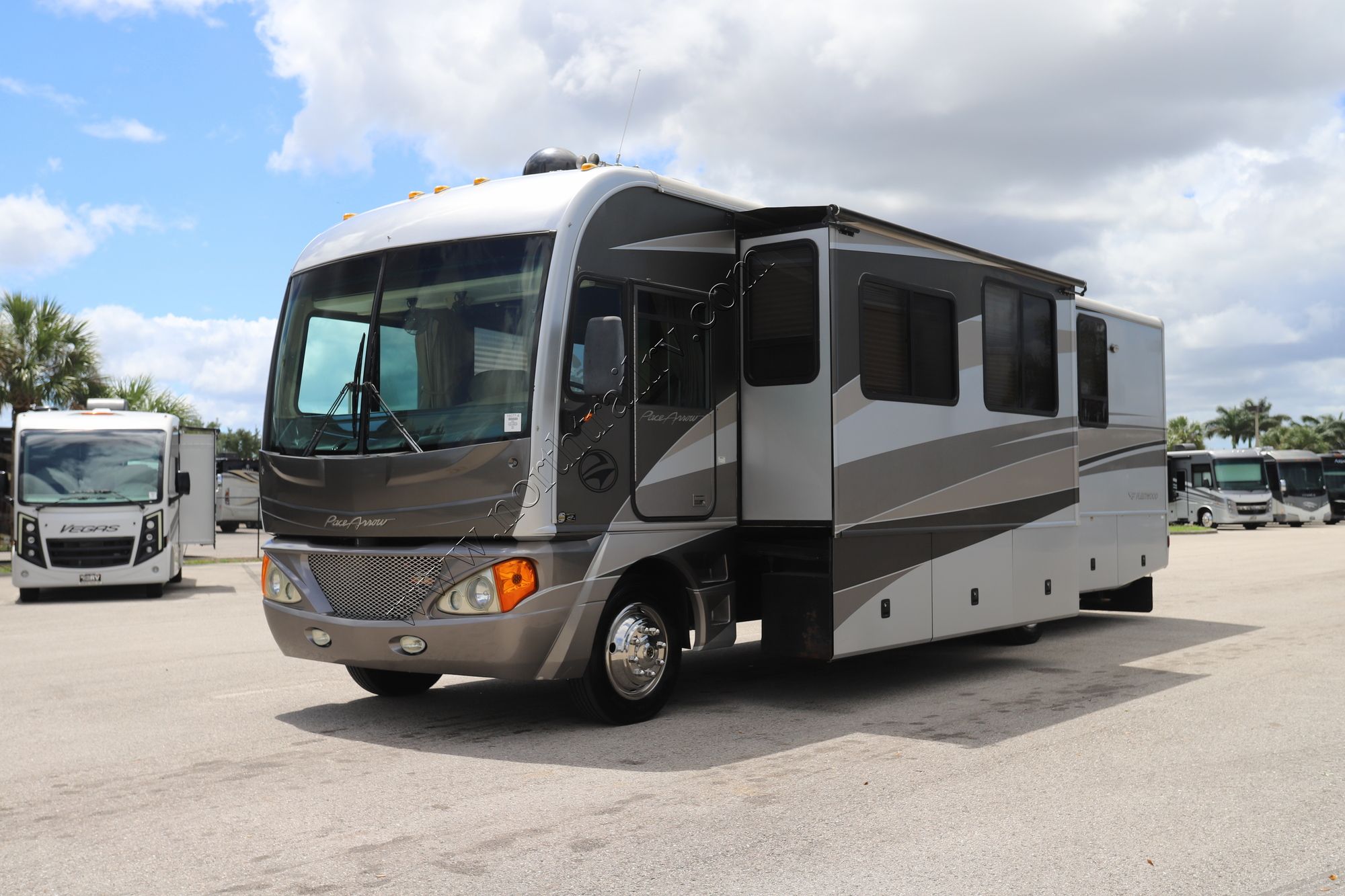 Used 2005 Fleetwood Pace Arrow 35G Class A  For Sale