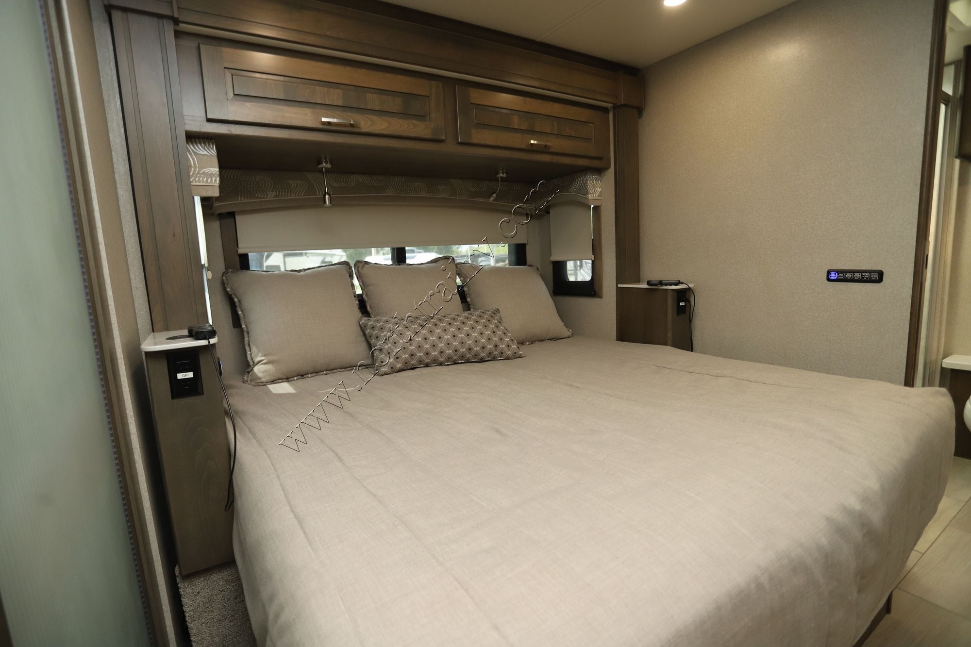 Used 2022 Dynamax Dynaquest Xl 37RB Super C  For Sale