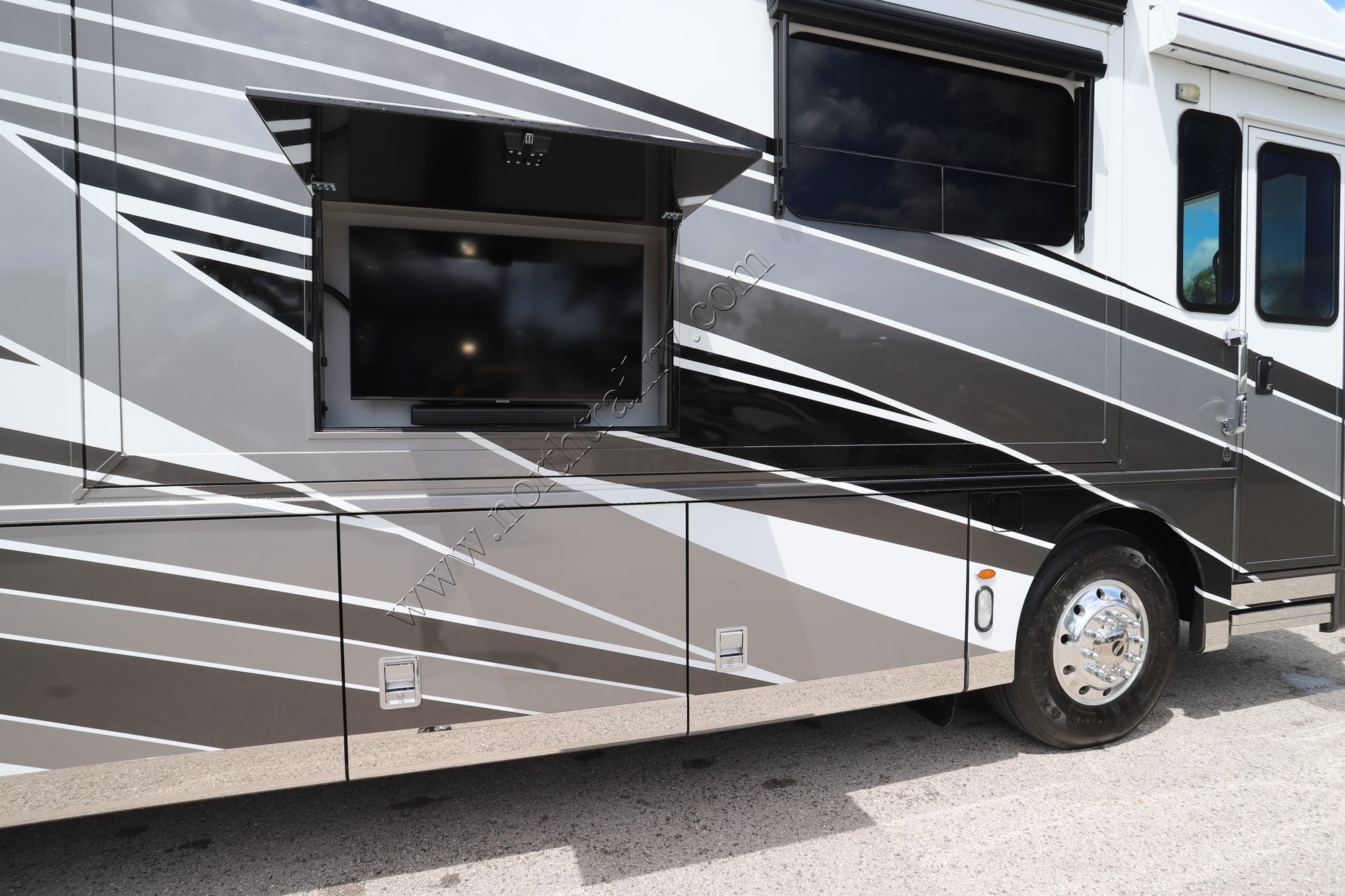 Used 2024 Newmar Dutch Star 4081 Class A  For Sale
