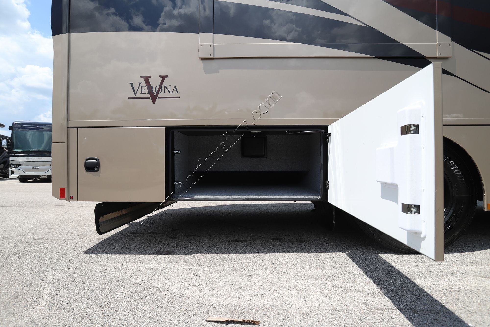 Used 2022 Renegade Rv Verona 40VRB Super C  For Sale