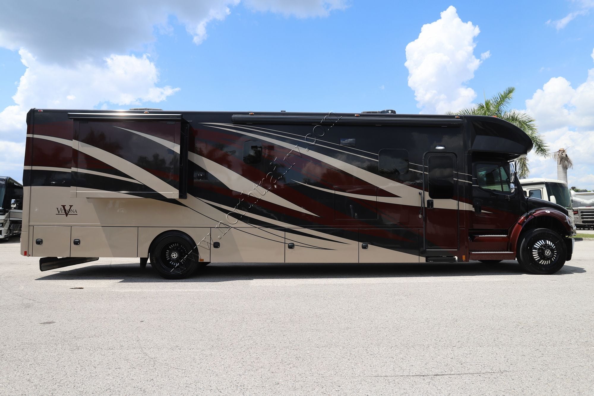 Used 2022 Renegade Rv Verona 40VRB Super C  For Sale