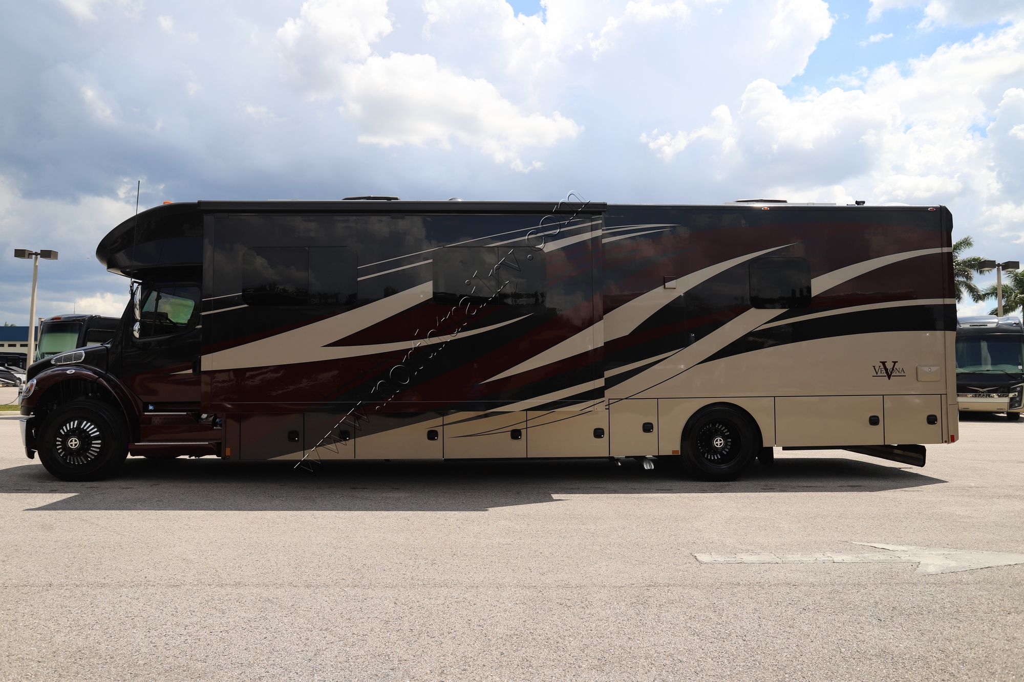 Used 2022 Renegade Rv Verona 40VRB Super C  For Sale