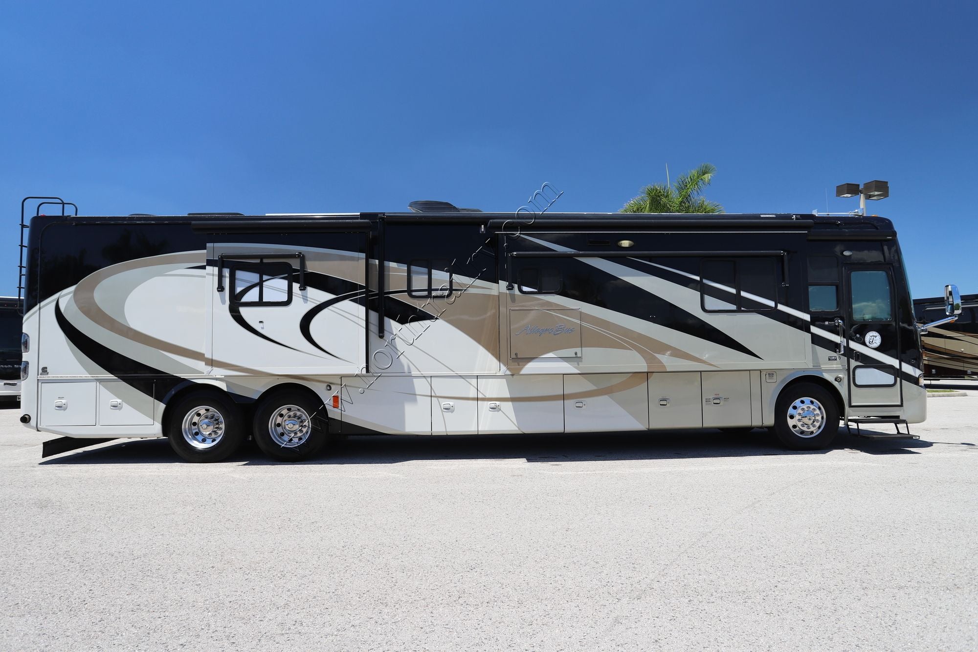 Used 2009 Tiffin Motor Homes Allegro Bus 43QBP Class A  For Sale