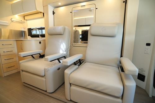 2022 Leisure Travel Unity U24MB