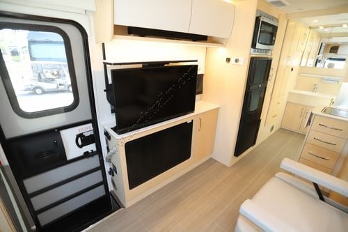 2022 Leisure Travel Unity U24MB