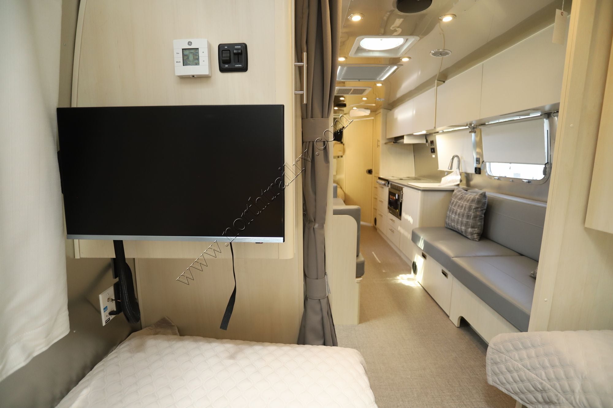 2026 Airstream Flying Cloud 30FBB Travel Trailer New  For Sale