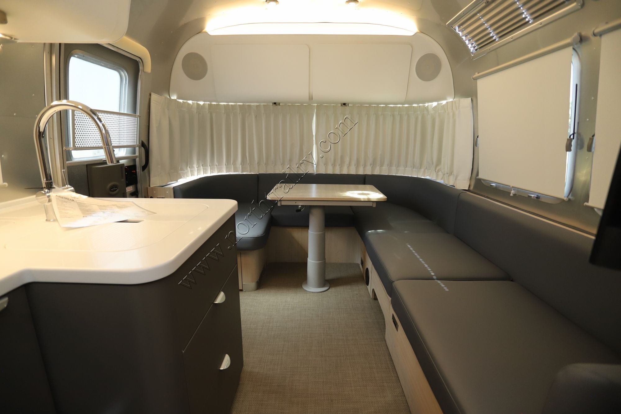 2026 Airstream Globetrotter 25FB Travel Trailer New  For Sale