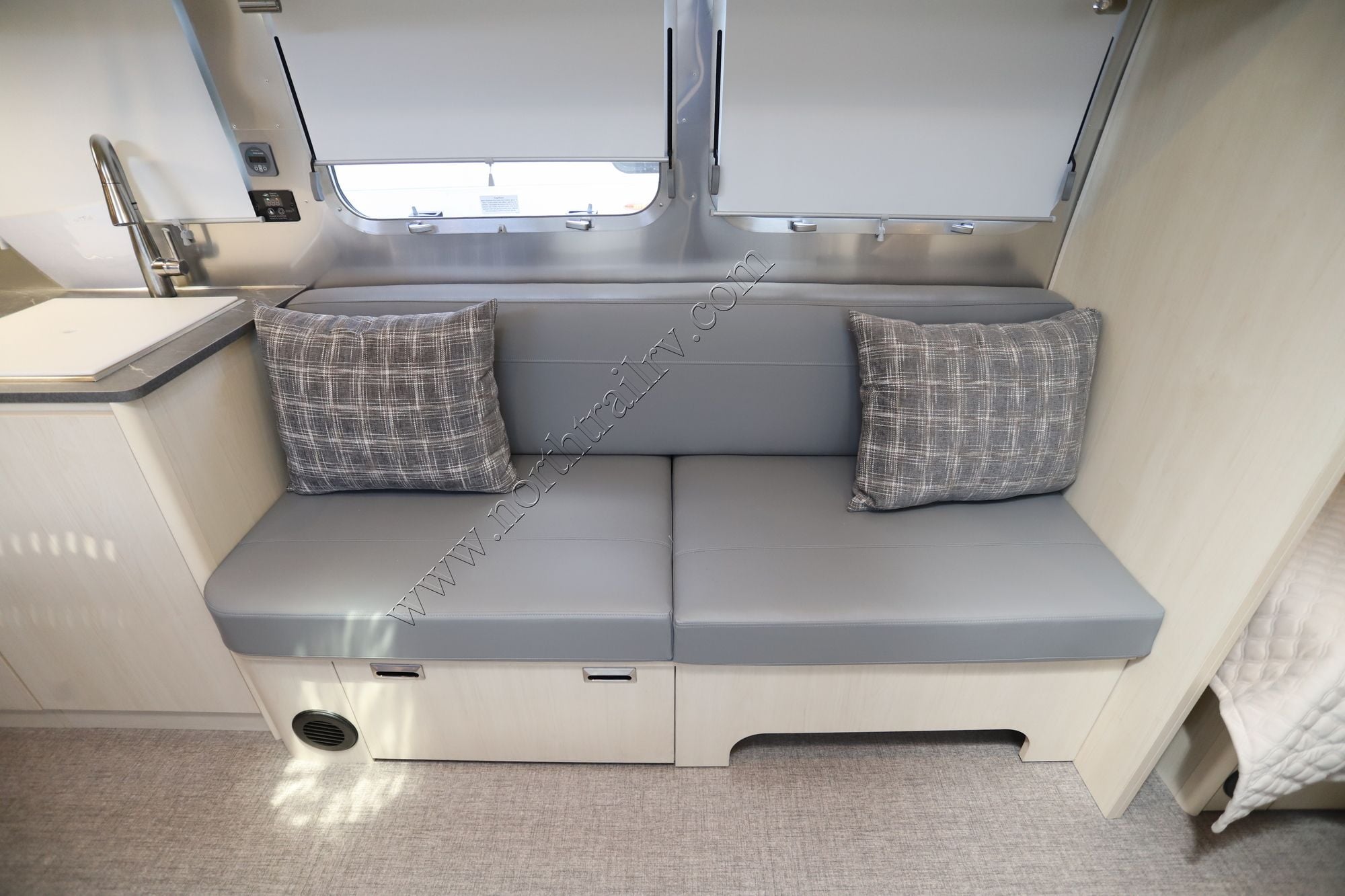 2026 Airstream Flying Cloud 30FBB Travel Trailer New  For Sale